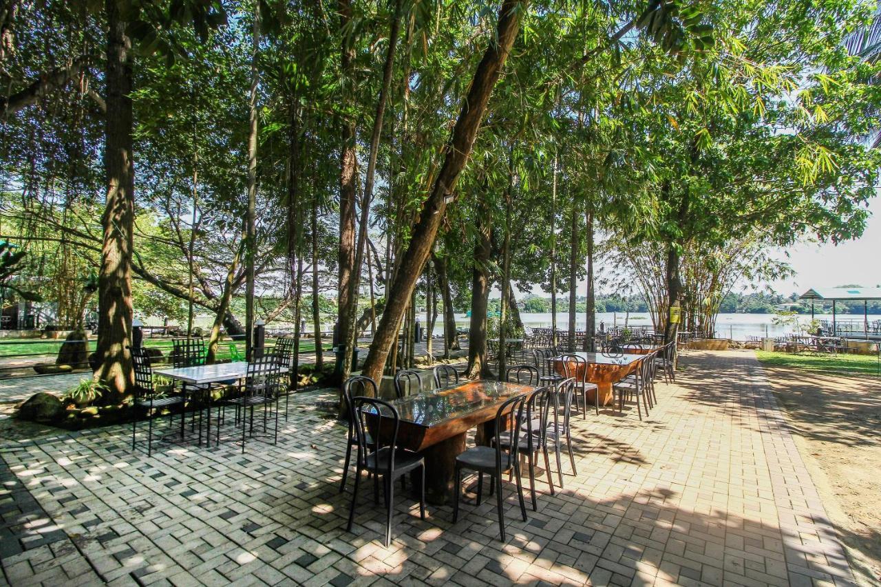 Oyo 471 Randiya Hotel Моратува Экстерьер фото